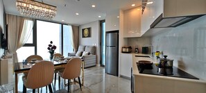 Condo, vista para a praia | Cozinha americana privada | Geladeira grande, micro-ondas, cooktop, chaleira elétrica