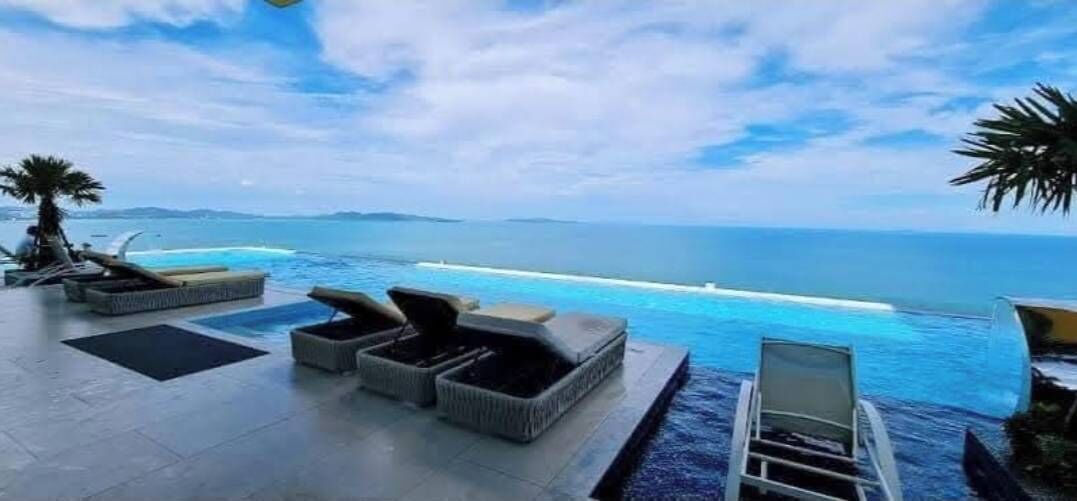 Ulkouima-allas, aurinkovarjoja, aurinkotuoleja