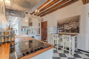 Micro-ondes, four, plaque de cuisson, cafetière/bouilloire