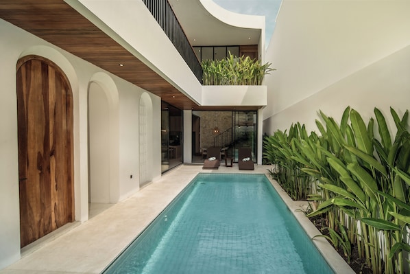 Indoor pool, sun loungers