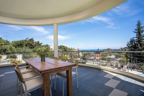 Outdoor dining - Villa Amaltheia Rhodes, 15 minutes from Rhodes Town (Koskinou)