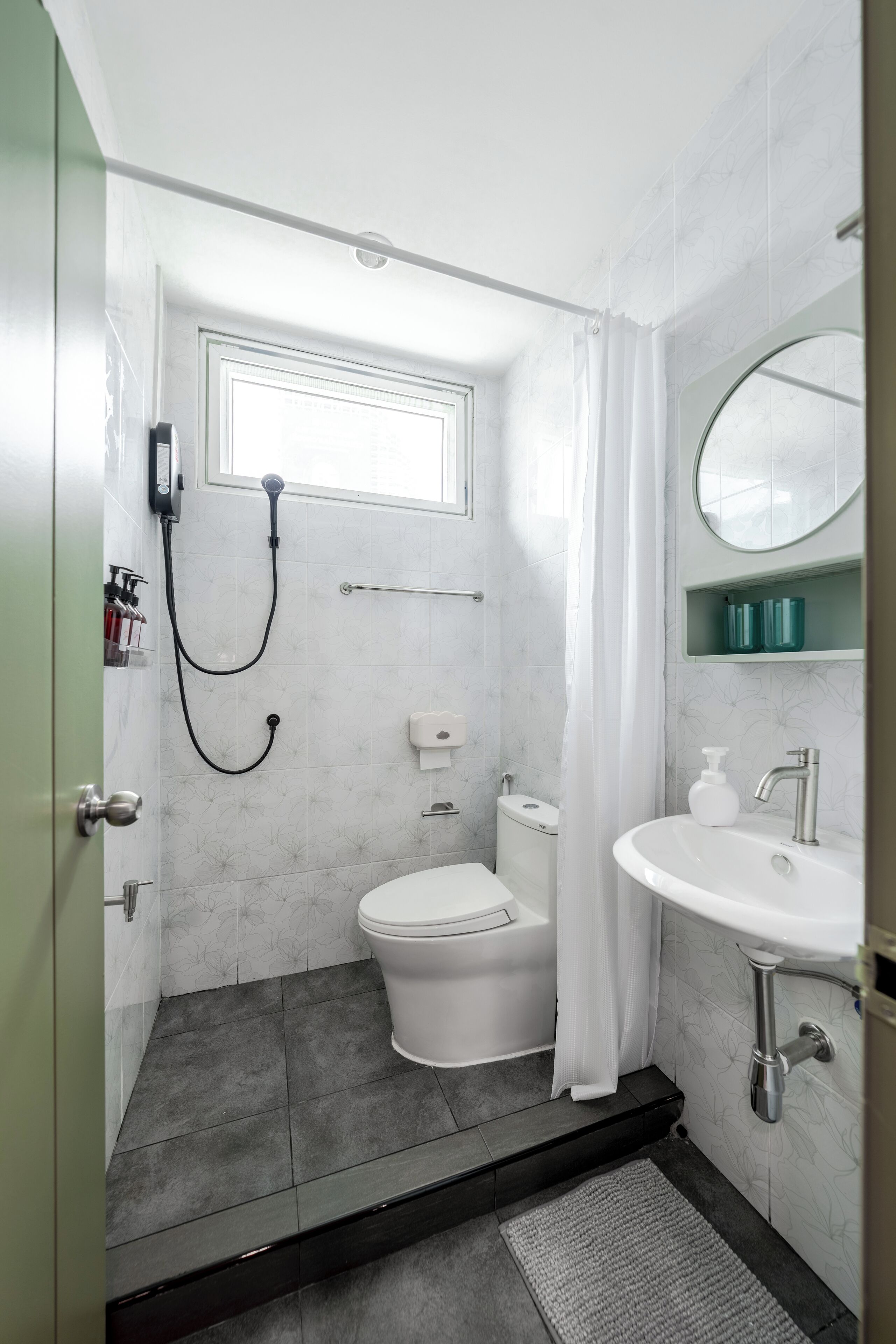 Ein kleines Badezimmer mit Toilette, Dusche und Waschbecken.