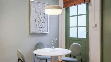 Deluxe Family Room | Área de sala de estar | Smart TV de 40 pulgadas con canales digitales