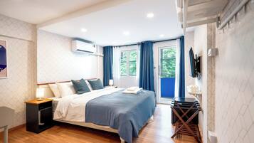 Deluxe King Room with Balcony | Langsir/tirai gelap terus, seterika/papan seterika, Wi-fi percuma