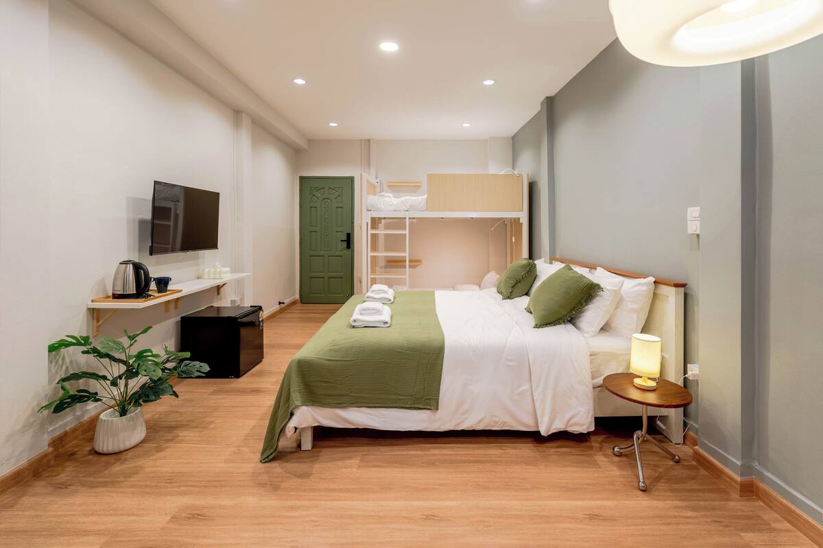 Deluxe Family Room | Blackout drapes, iron/ironing board, WiFi (free), bed sheets