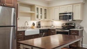 Fridge, microwave, oven, stovetop - Colonial Williamsburg Getaway: 1BR Premium at Patrick Henry Square (Williamsburg)