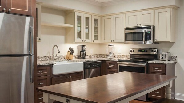 Fridge, microwave, oven, stovetop - Colonial Williamsburg Getaway: 1BR Premium at Patrick Henry Square (Williamsburg)