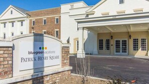 Exterior - Colonial Williamsburg Getaway: 1BR Premium at Patrick Henry Square (Williamsburg)