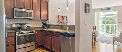 Condo, Multiple Beds, Balcony (Grande at Canal 14) | Private kitchen