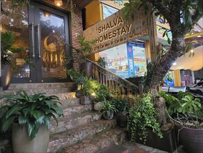 Front of property - Shalva Homestay Catba (Quan dao Cat Ba)
