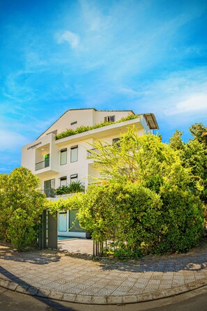 Exterior - Luxurious 6-bedroom villa with AC/Kitchen/Free pick up (Thành phố Hội An)