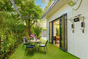 Outdoor dining - Luxurious 6-bedroom villa with AC/Kitchen/Free pick up (Thành phố Hội An)