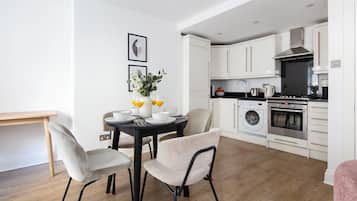 Departamento urbano, 1 cama matrimonial y sofá cama, para no fumadores, vista a la ciudad | Cocina privada | Cafetera de espresso, cafetera y tetera, tetera eléctrica y tostadora