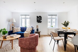 シティ アパートメント ダブルベッド 1 台ソファーベッド付き 禁煙 シティビュー | リビング エリア | 40 インチのスマートテレビ (衛星放送視聴可)