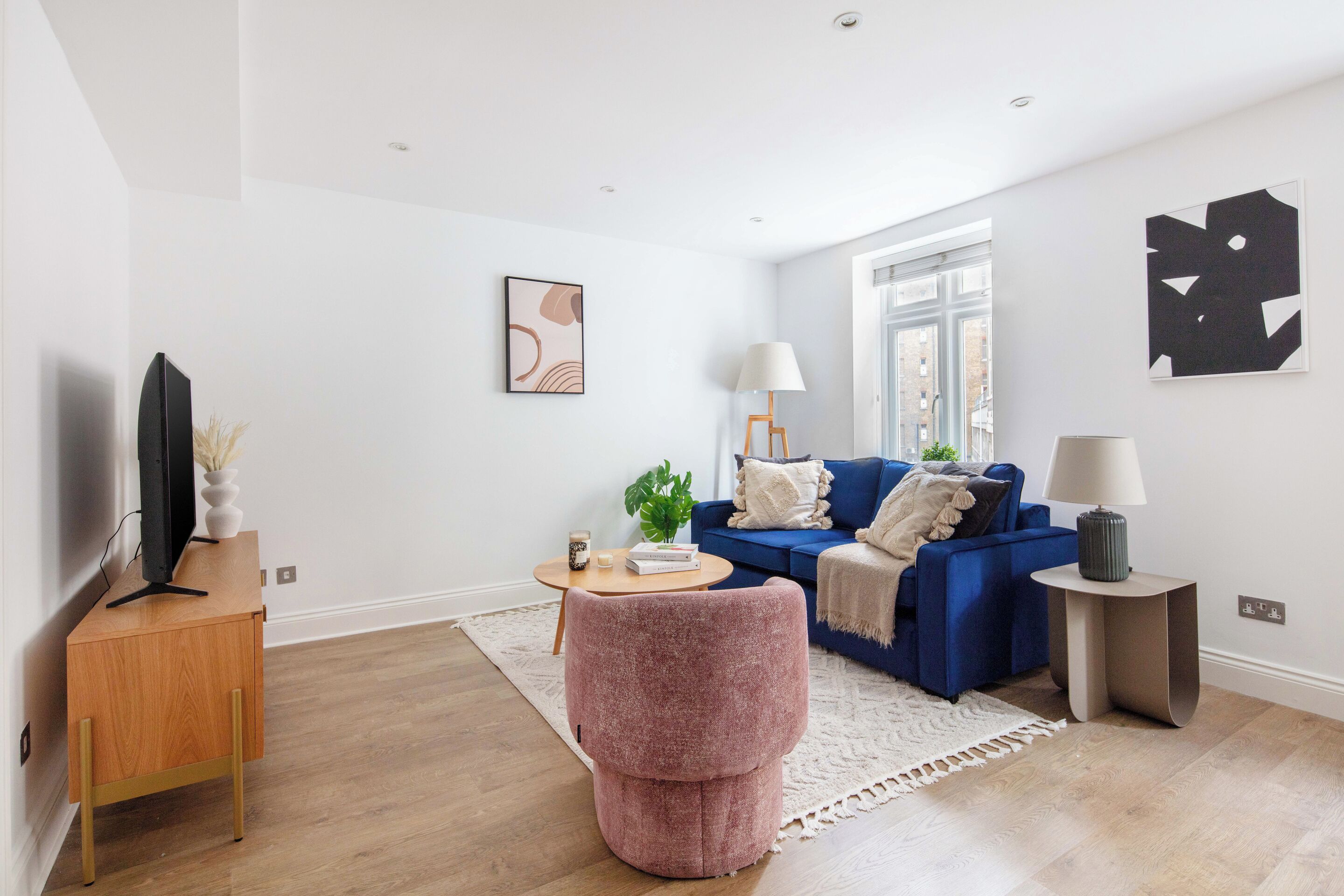 City-Apartment, 1 Doppelbett und Schlafsofa, Nichtraucher, Stadtblick | Wohnbereich | 40-Zoll-Smart-TV mit Satellitenempfang