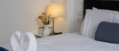 Habitación superior, vista a la alberca | Caja de seguridad en la habitación