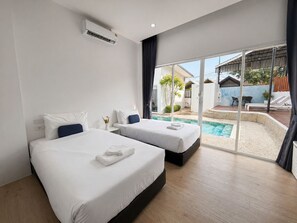 Quarto duplo superior, 2 camas de solteiro, vista para a piscina | Frigobar, roupa de cama