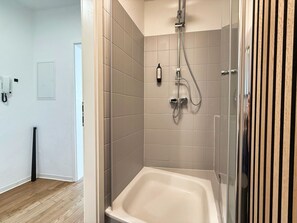 Dusche, Haartrockner, Handtücher, Toilettenpapier