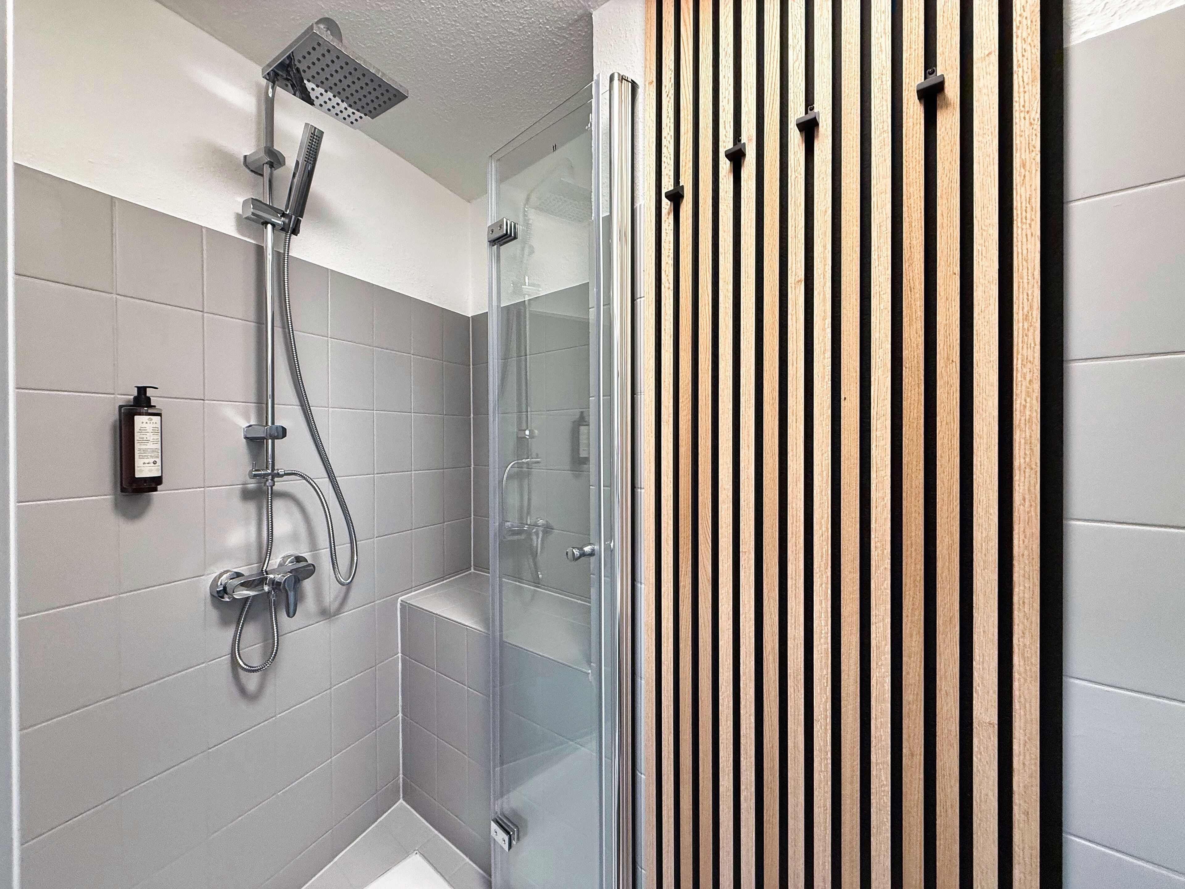 Een douche, een haardroger, handdoeken, toiletpapier