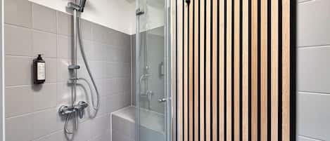Dusche, Haartrockner, Handtücher, Toilettenpapier