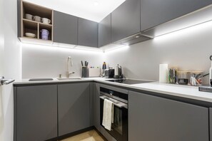 Kjøleskap, ovn, kokeplater og oppvaskmaskin