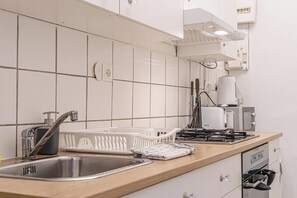 Departamento básico | Cocina privada | Refrigerador, microondas, horno y parrilla de estufa 