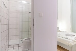 Appartement | Salle de bain | Douche, articles de toilette gratuits, sèche-cheveux
