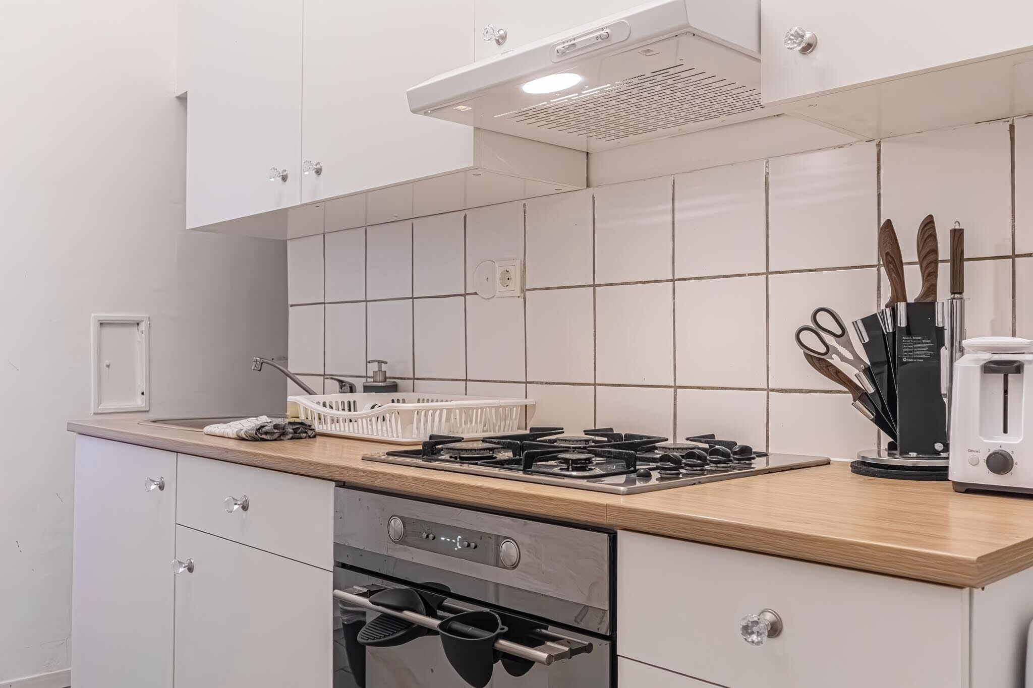 Eenvoudig appartement | Privékeuken | Een koelkast, een magnetron, een oven, een kookplaat