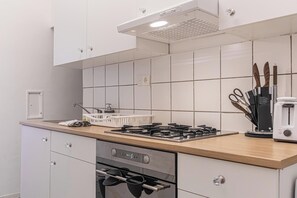 Apartamento básico | Cocina privada | Frigorífico, microondas, horno y placa de cocina