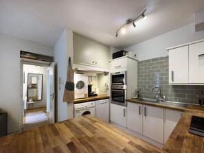 Mikrovågsugn, ugn, spishäll och diskmaskin