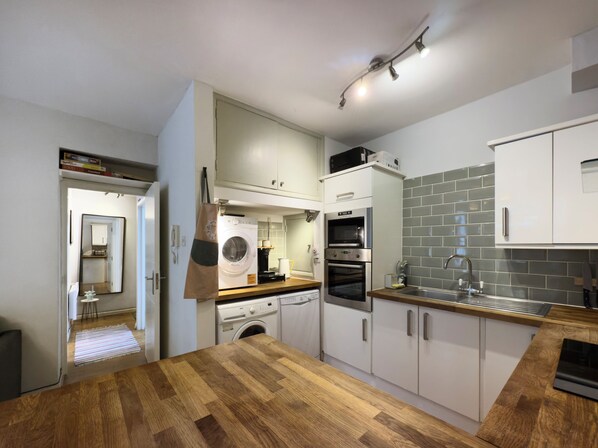 Een microgolfoven, een oven, een kookplaat, een vaatwasser