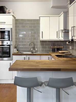 Mikrovågsugn, ugn, spishäll och diskmaskin