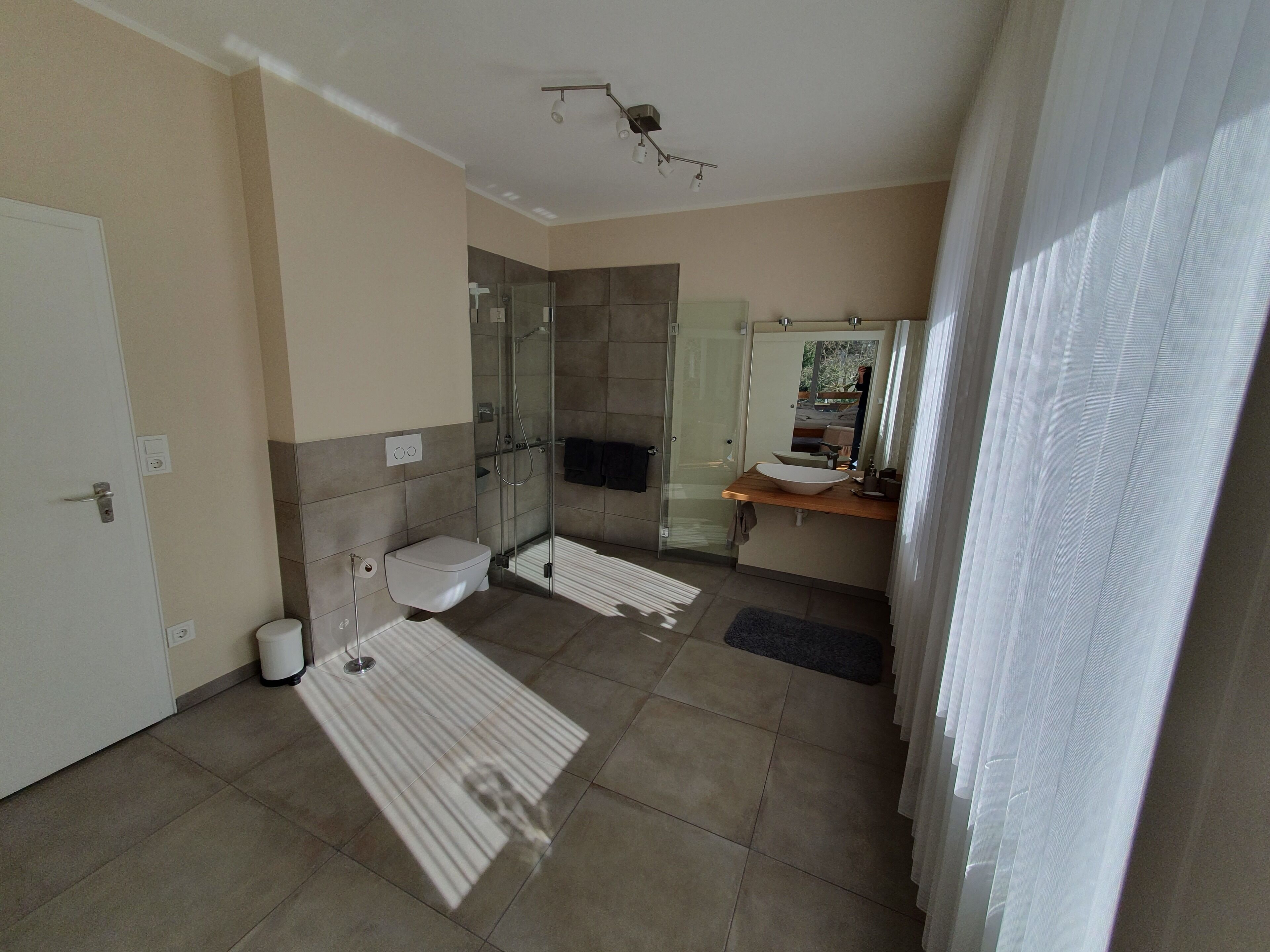 シャワー、ヘアドライヤー、タオル、石鹸