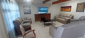 Smart TV, fireplace - John's place (Port Shepstone)