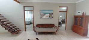 8 bedrooms, WiFi, bed sheets - John's place (Port Shepstone)