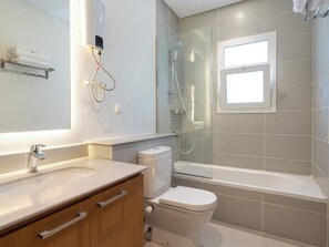 Apartemen Elite, pemandangan kebun | Kamar mandi | Shower, perlengkapan mandi gratis, handuk, dan sabun