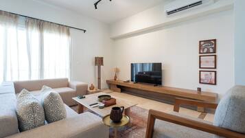 Comfort Apartment, 2 Bedrooms, Pool View | Living area