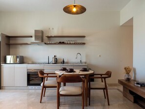 คลาสสิกอพาร์ทเมนท์, วิวเมือง | ครัวส่วนตัว | ตู้เย็น, ไมโครเวฟ, เตาอบ, เครื่องครัว/จาน/ช้อนส้อม