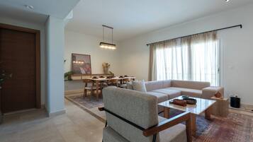 Comfort Apartment, 2 Bedrooms, Pool View | Living area