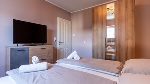 2 Schlafzimmer, individuell eingerichtet