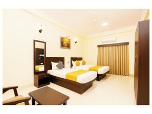 Deluxe Double Room, Air conditioning | Hypo-allergenic bedding available, desk, soundproofing, WiFi (free)