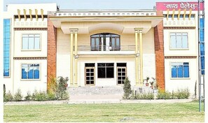 Front of property - HOTEL Nath PALACE (Varanasi)