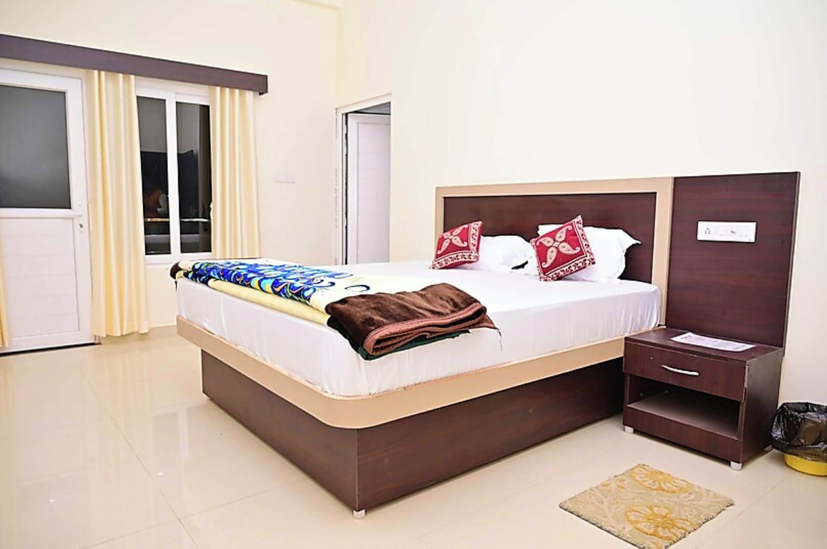 Deluxe Double Room, Air conditioning | Hypo-allergenic bedding, desk, soundproofing, free WiFi