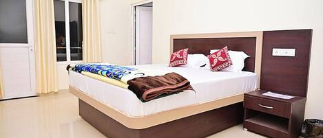 Deluxe Double Room, Air conditioning | Hypo-allergenic bedding, desk, soundproofing, free WiFi