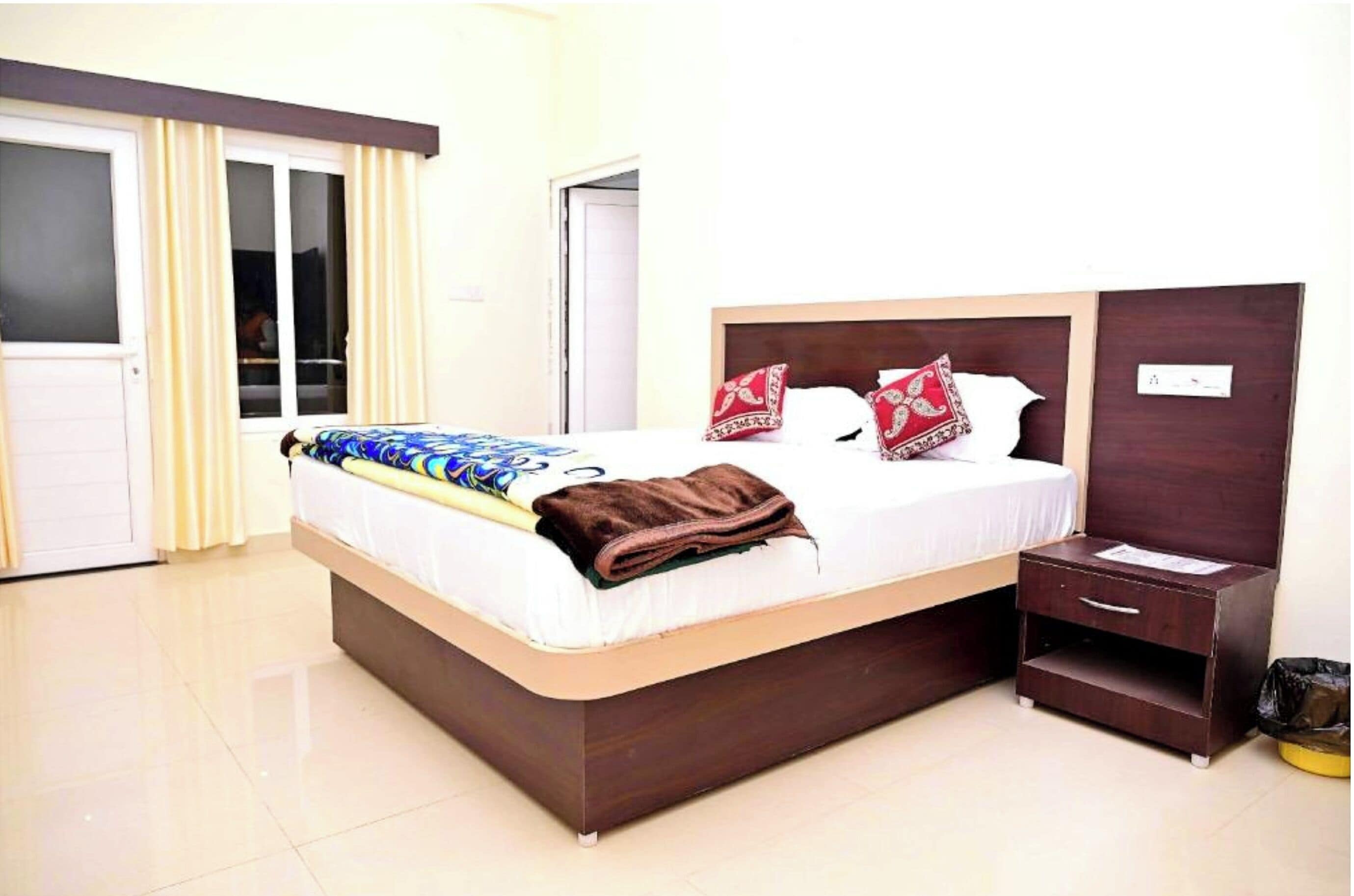 Classic Double Room, Air conditioning | Hypo-allergenic bedding, desk, soundproofing, free WiFi