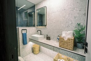 Dusche, Haartrockner, Handtücher, Seife