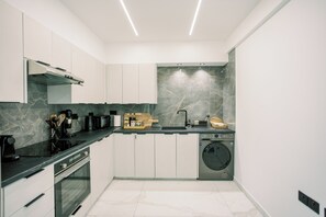 Geladeira, micro-ondas, fogão, cooktop