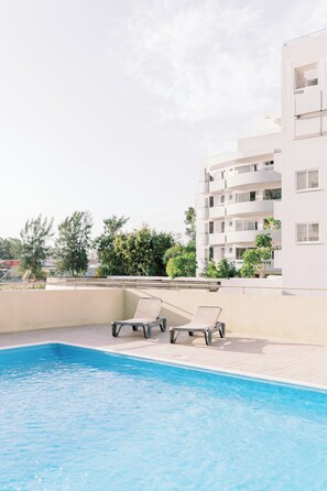 Outdoor pool - Family-Friendly 2BR Apt at Mackenzie Area, Pool available, 10 Min Walk to Beach! (Larnaka)