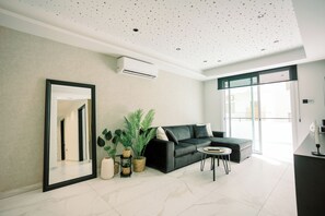 Smart TV - Family-Friendly 2BR Apt at Mackenzie Area, Pool available, 10 Min Walk to Beach! (Larnaka)