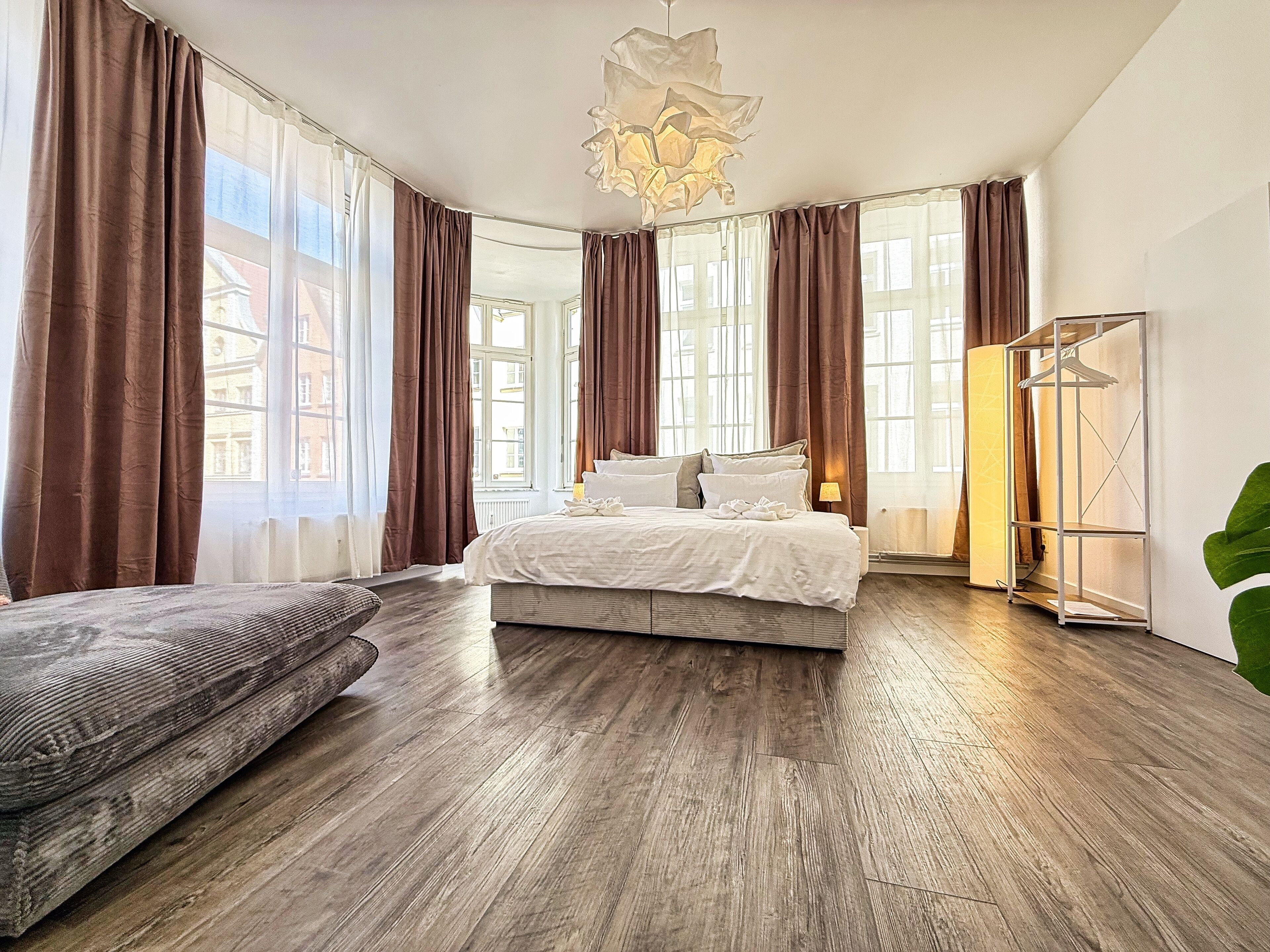 3 habitaciones, tabla de planchar con plancha, wifi y ropa de cama 